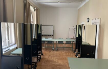 Nowa jakość w naszej izbie dzięki środkom z PIR! Odnowiona sala, większe możliwości, lepsza dostępność!