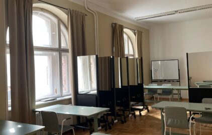 Nowa jakość w naszej izbie dzięki środkom z PIR! Odnowiona sala, większe możliwości, lepsza dostępność!